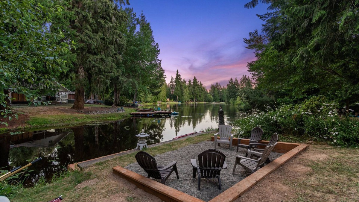 Shelton House | Guest Cottage with Lake Access, Row Boat, Kayaks