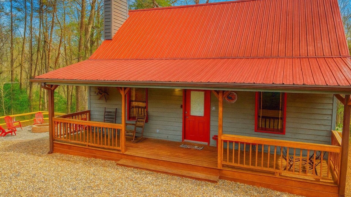 Cleveland Cabin | Guest Favorite! 667 FIVE Star Reviews | Pet Friendly | Walking Trail | Firepit