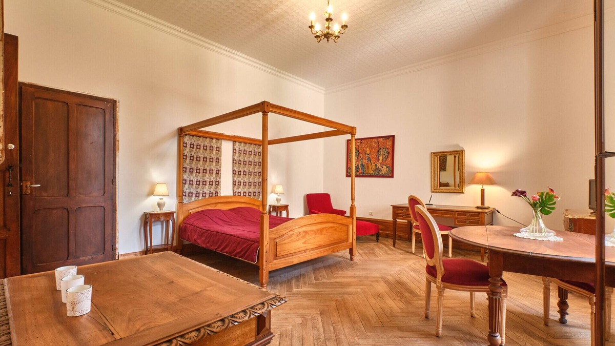 Saint-Geoire-en-Valdaine House | Guest House 'La Suite Rubis' with Shared Terrace and Shared Garden