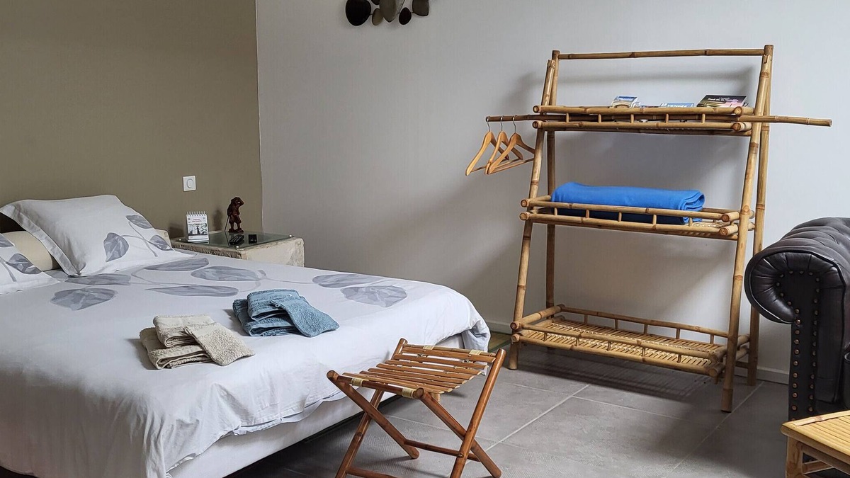 Saint-Martin-de-Fraigneau Bed & Breakfast | Guest Room 'Chez Jacques - Zen' with Private Terrace, Wi-Fi and Air Conditioning