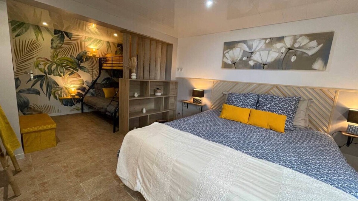 Saint-Michel-Mont-Mercure Bed & Breakfast | Guest Room 'Chambre Hortensias 6min Puy Du Fou' with Shared Garden and Wi-Fi