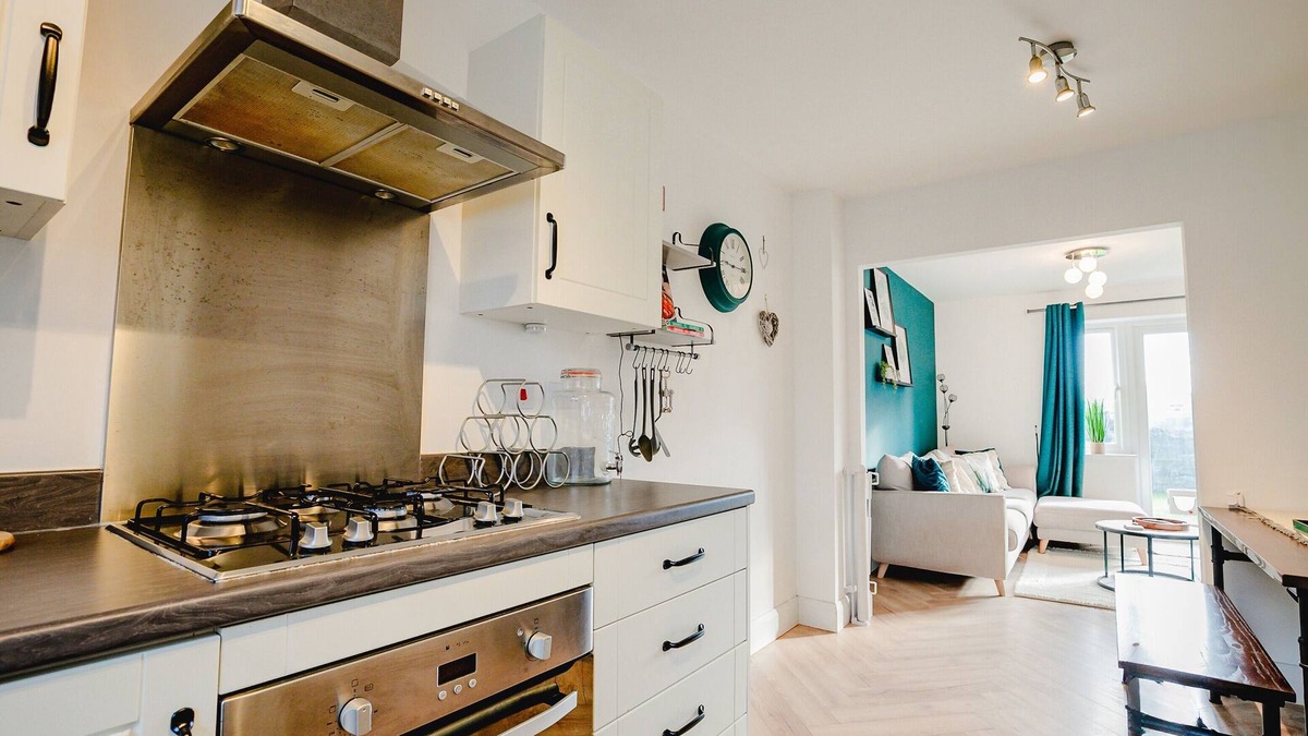 Hawbridge House | Guest Homes | Spacious 3 Bed with Garden