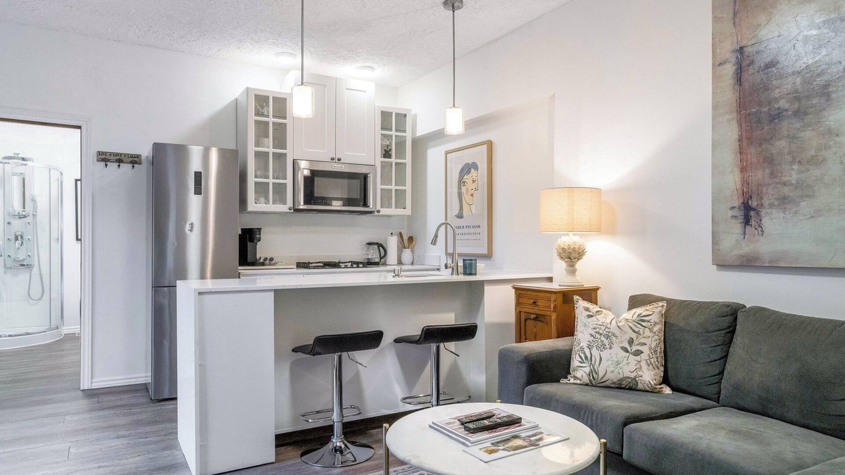 Collingwood House | Guest House 12 min to skiing, Free parking, Downtown Collingwood