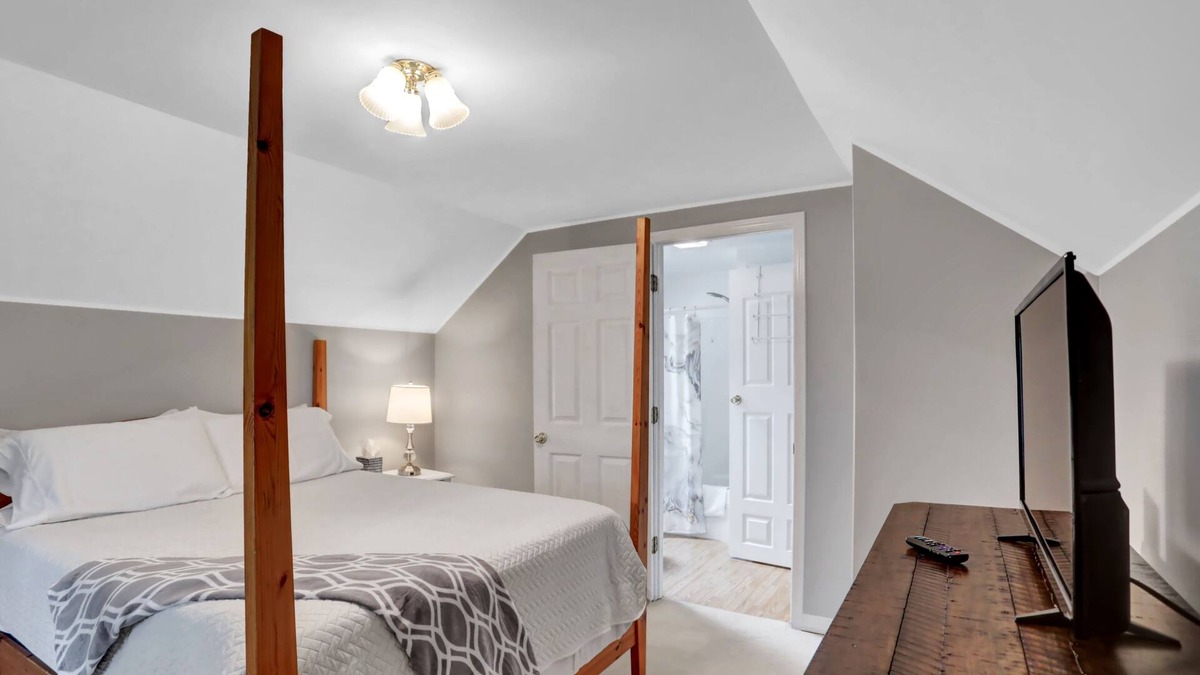 New Bloomfield Apartment | Guest house above garage in the countryside