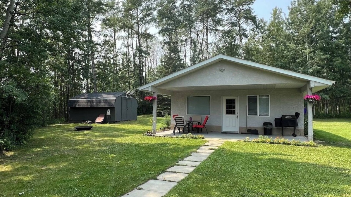 Division No. 8 House | Guest House at Parkland Beach, Gull Lake