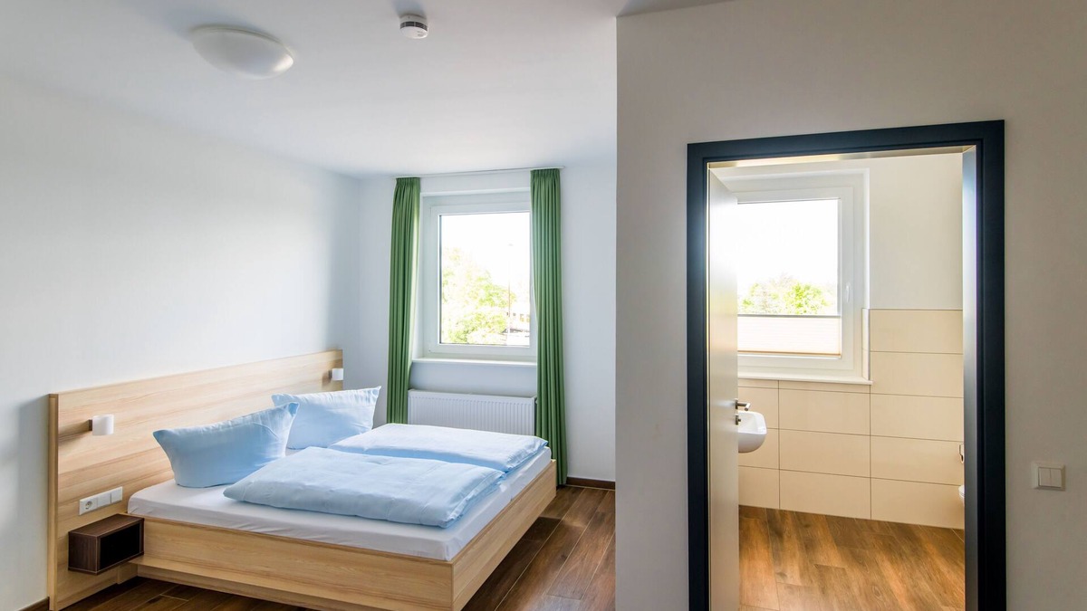 Pasewalk Apartment | Guest house double room 204 - Lokschuppen Pasewalk- Guest houses with double rooms, single rooms and