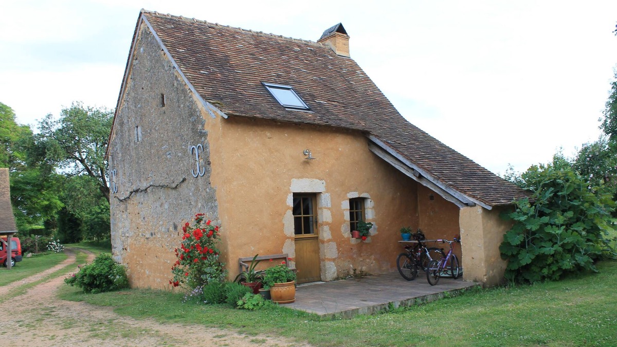 Asnieres sur Vegre House | Guest house in character village of Asnières sur vègre (near Solesmes)
