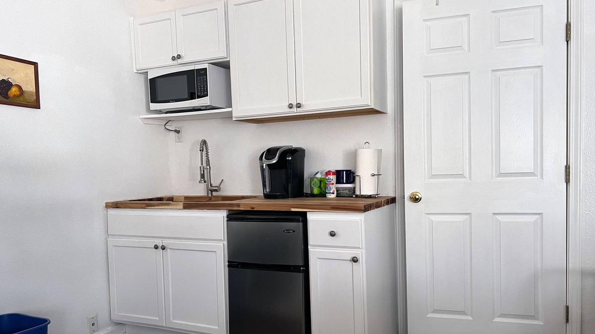 Uptown Cottage | Guest house in Quiet Neighborhood convenient to shopping, restaurants, downtown.