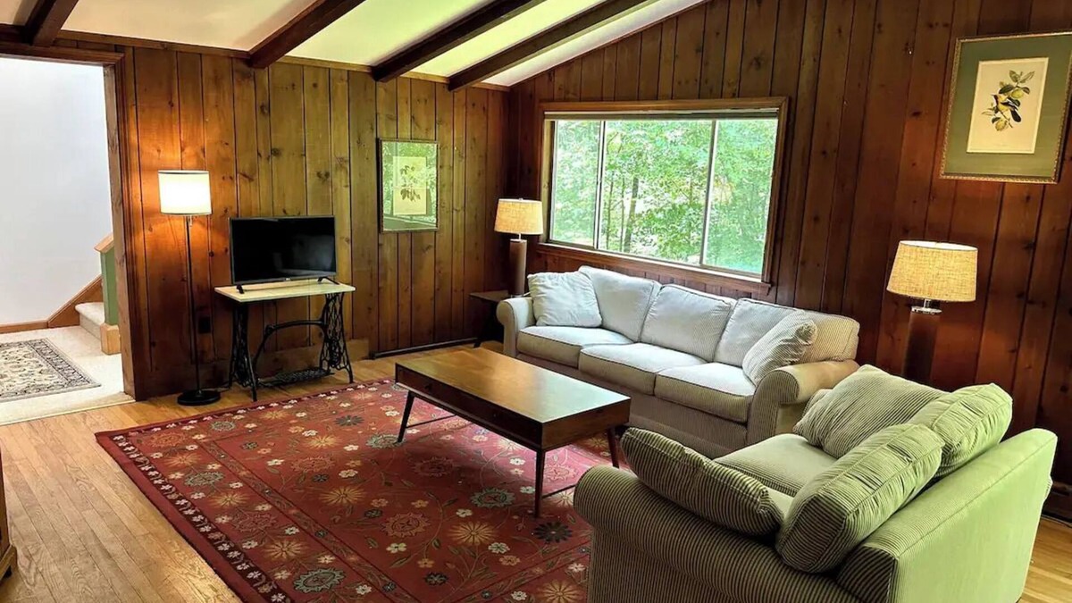 Gaylordsville House | Guest House in the Trees w/Pool & Tennis