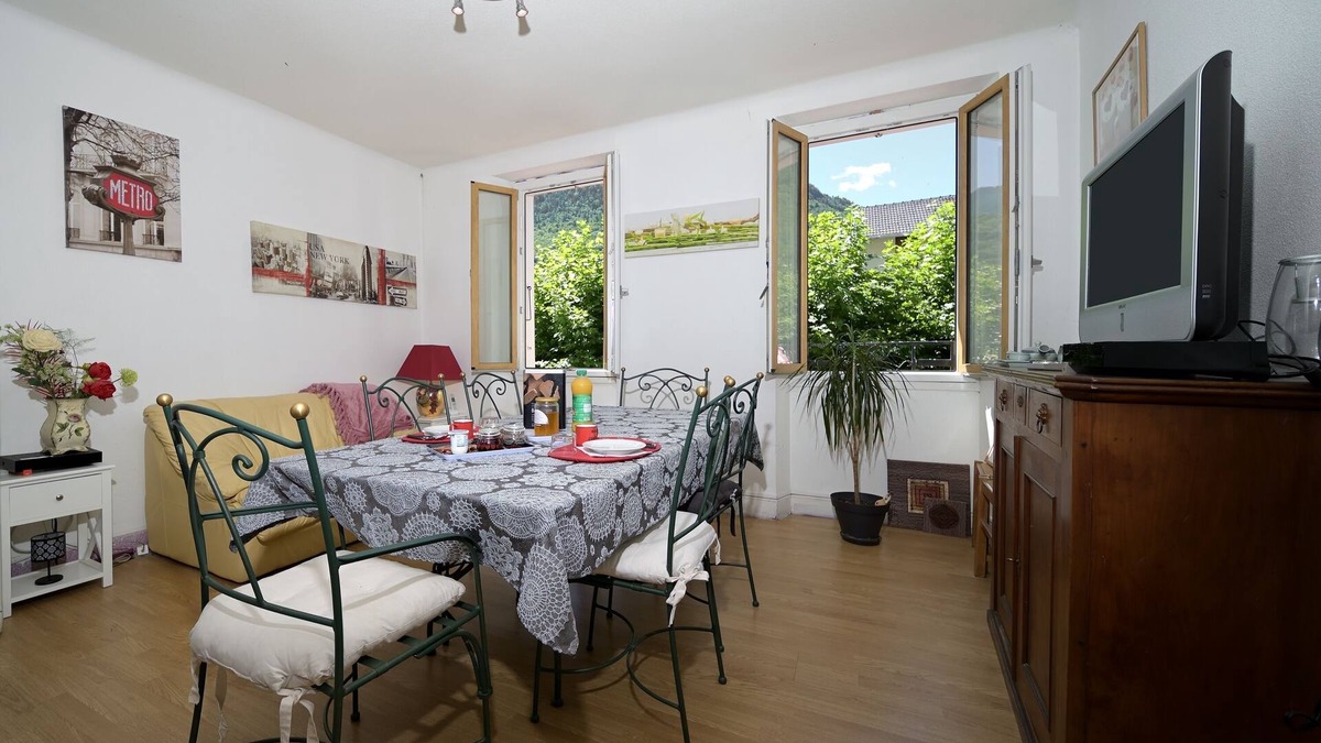 Auzat Bed & Breakfast | Guest House 'Jolie Chambre Au Calme À Auzat' with Mountain View