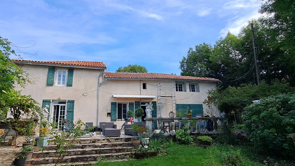 Cours House | Guest House 'La Bougainvilliére' with Private Terrace, Private Garden and Wi-Fi
