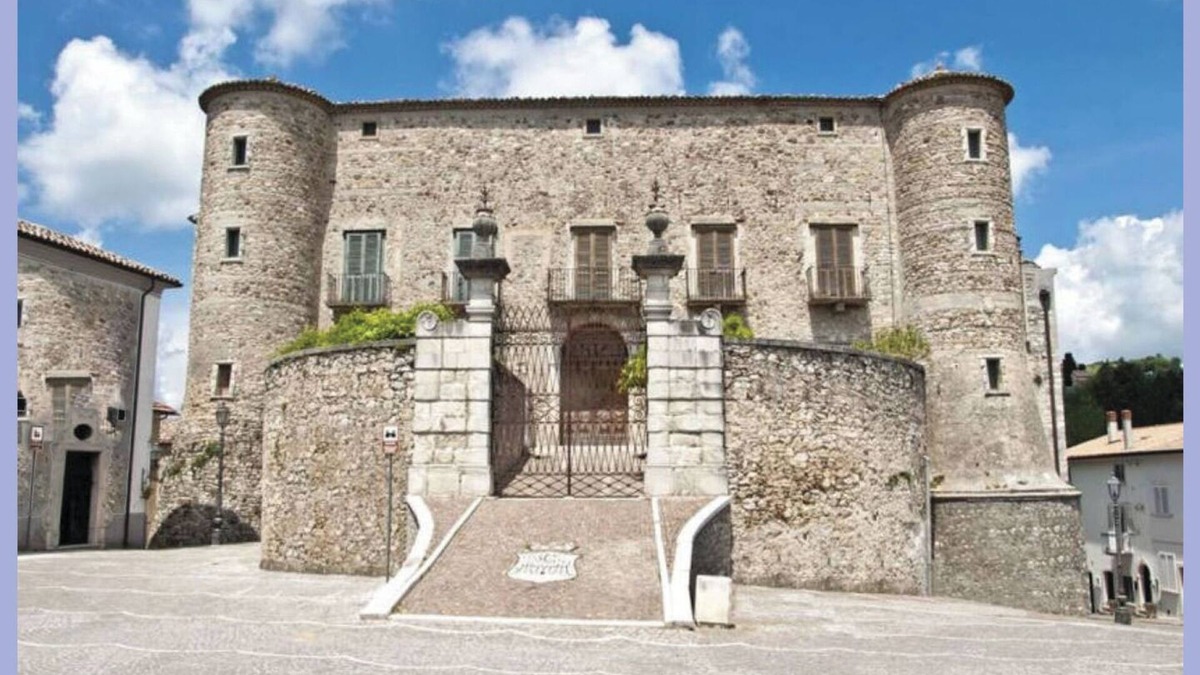 Zungoli Bed & Breakfast | Guest House " La Corte" - Royal Purple. Elegance and refinement.