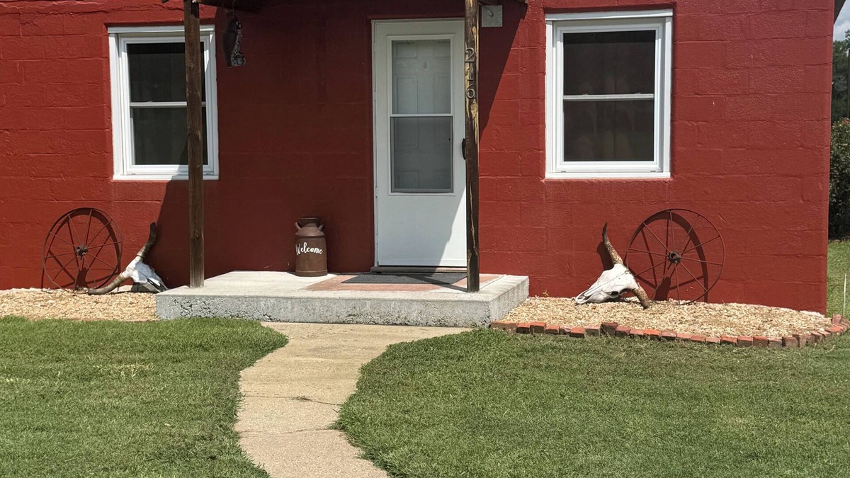 Arlington Cabin | Guest house lodge is located at the edge of the Broken B Bar Ranch.