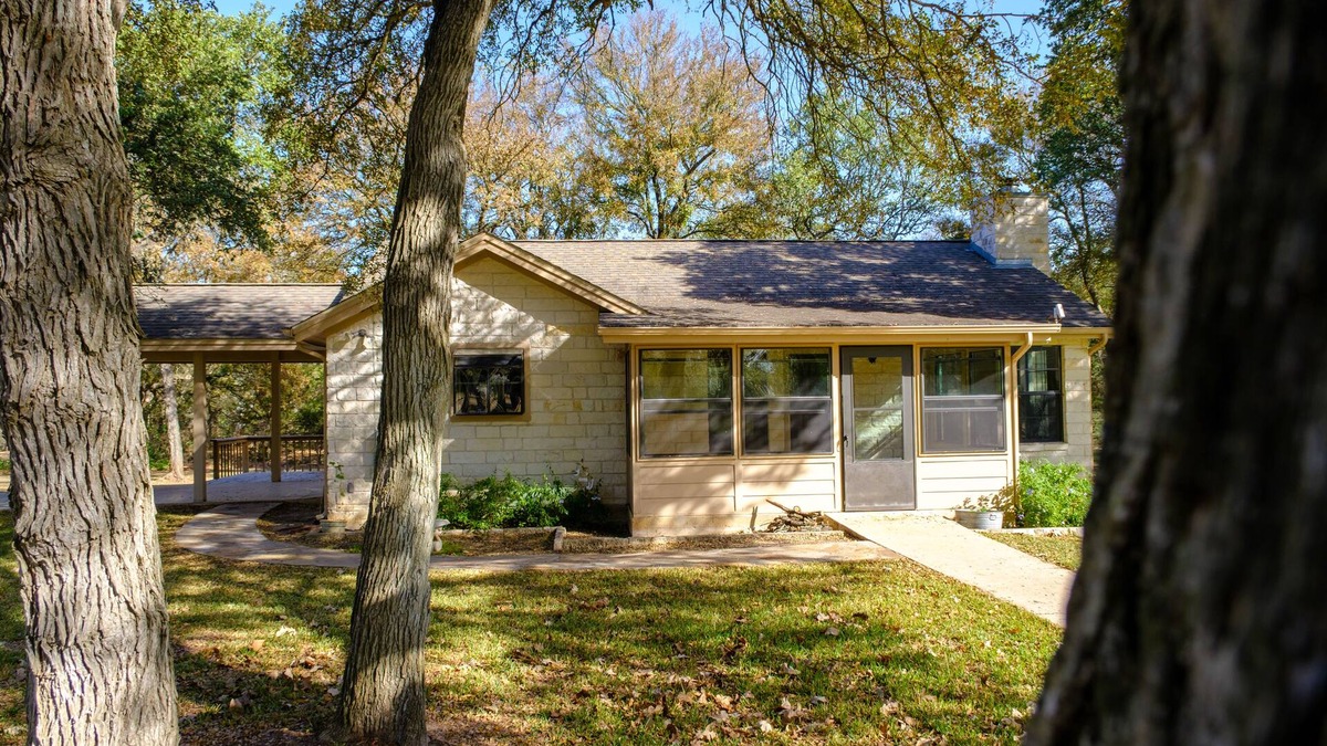 Kyle House | Guest house nestled amongst 100 year old oaks with fun farm animals!