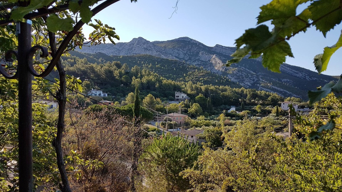 Roquevaire House | GUEST HOUSE PANORAMIC VIEW OF THE HILLS FROM THE QUIET TERRACE