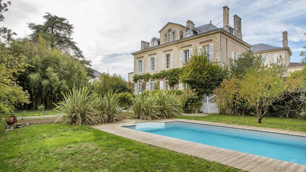 Fontenay-le-Comte Bed & Breakfast | Guest House 'Suite Belle Epoque' with Shared Pool, Shared Garden and Wi-Fi