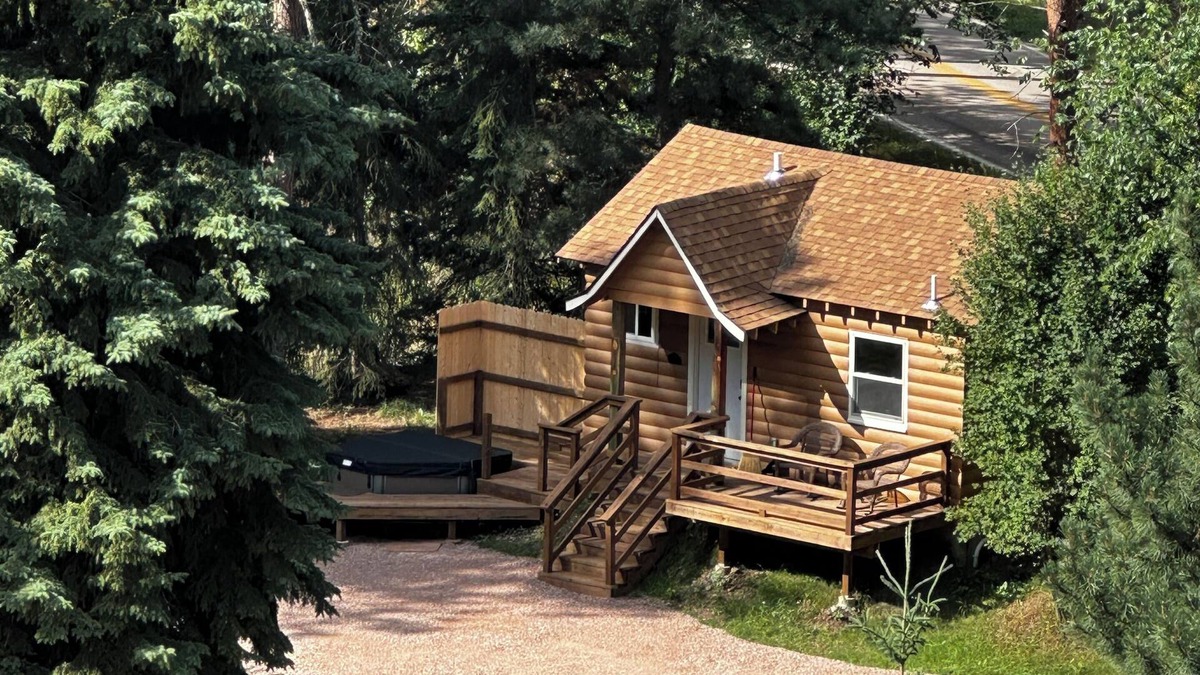 Rapid City Cabin | Guest House Studio Cabin w/Hot Tub and Beautiful Views.