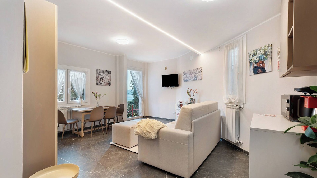 Belgirate Apartment | Guest House 'Sunset On The Lake' with Lake View, Private Terrace and Wi-Fi