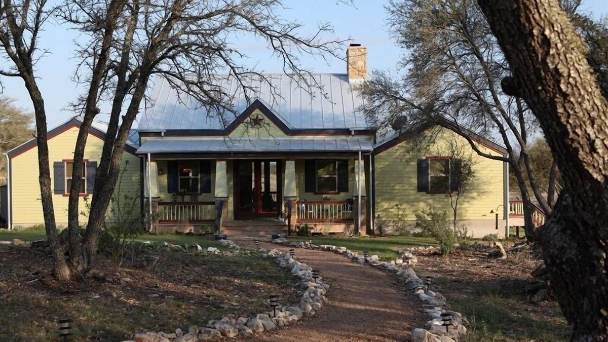 Fredericksburg Cottage | Guest King Room - Bella Vista Cottage