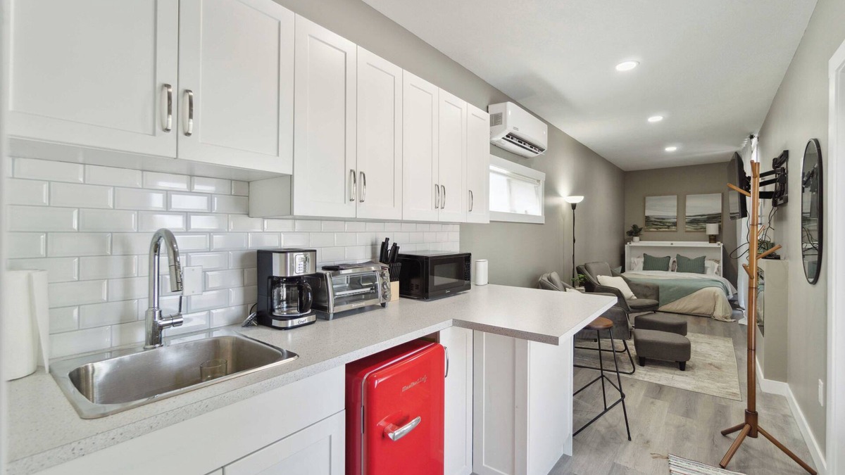 Central Alberta House | Guest Lakehouse in Val Quentin with partial lake view
