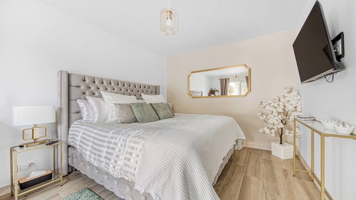 Saint-Christoly-Medoc Bed & Breakfast | Guest Room L’Olivier – Comfort & Privacy at Patio du Port