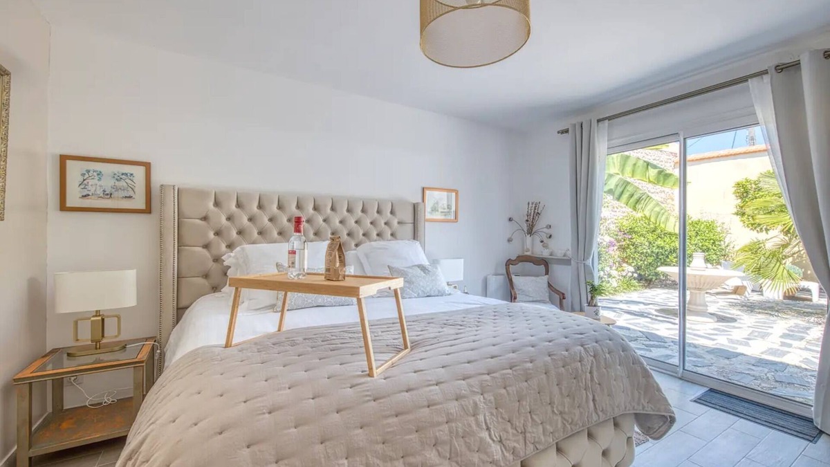 Saint-Christoly-Medoc Bed & Breakfast | Guest Room L’Oranger – Comfort & Privacy at Patio du Port
