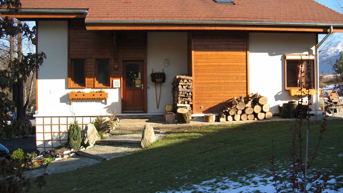 Mercury House | GUEST ROOM 2 PEOPLE IN PRETTY SAVOYARD HOUSE