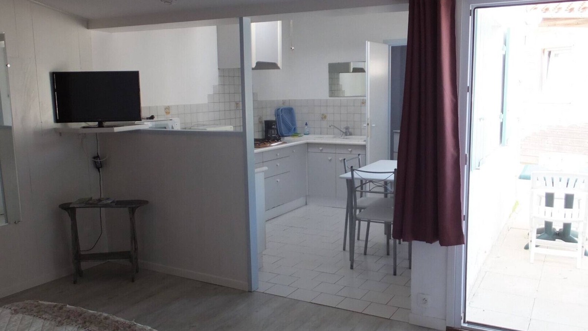 Ars-en-Re Bed & Breakfast | Guest Room 3 - "The Studio" with Shared Garden