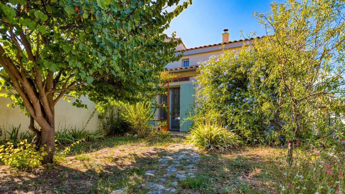 Lunel-Viel Bed & Breakfast | Guest Room 'Cantegrel 1st Floor for 1 to 5' with Shared Terrace, Shared Garden and Wi-Fi