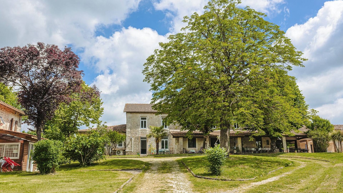 Genouille Bed & Breakfast | Guest Room 'Emeraude' with Shared Pool, Wi-Fi and Air Conditioning
