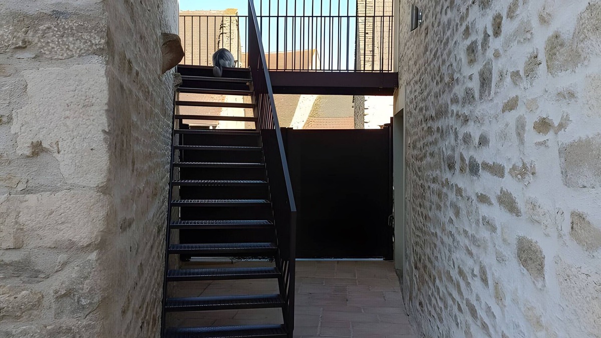 Beaumont-sur-Grosne Bed & Breakfast | Guest Room 'Fuchia' with Shared Pool, Shared Terrace and Wi-Fi