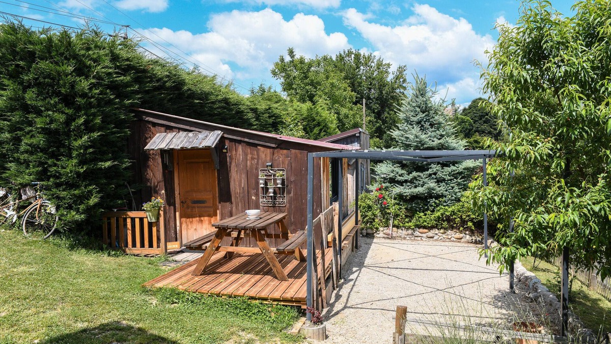 Loisieux Bed & Breakfast | Guest Room 'Noisette' with Mountain View, Shared Pool and Wi-Fi