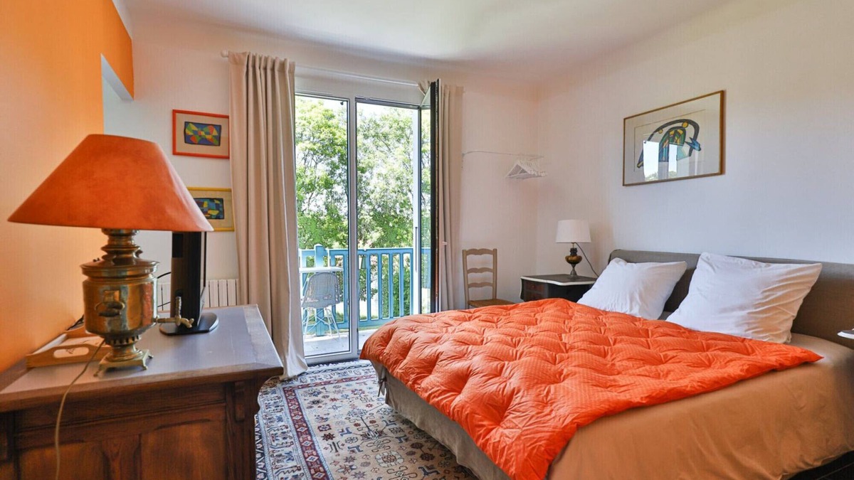 Arcangues Bed & Breakfast | Guest Room 'Txori Etxea - Orange Room' with Pool, Terrace, Breakfast