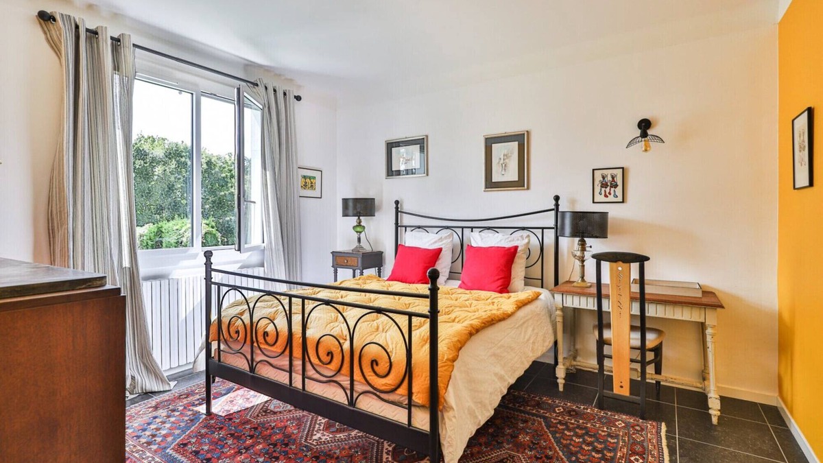 Arcangues Bed & Breakfast | Guest Room 'Txori Etxea - Yellow Room' with Pool, Breakfast