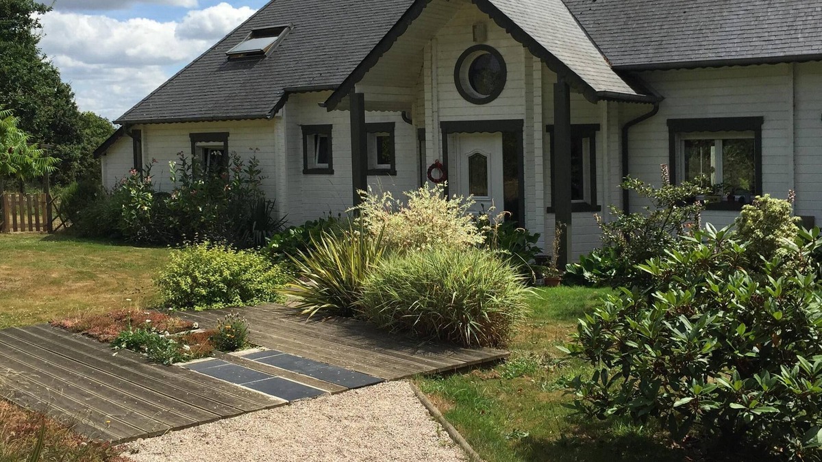 La Gacilly House | Guest room with whirlpool