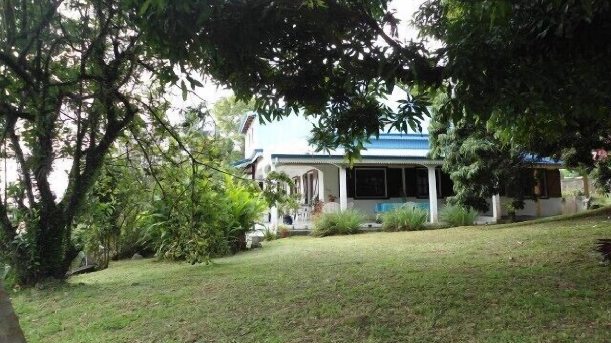 Saint-Claude House | GUEST ROOMS IN COMFORTABLE VILLA, SUPERB SEA/MOUNTAIN VIEW