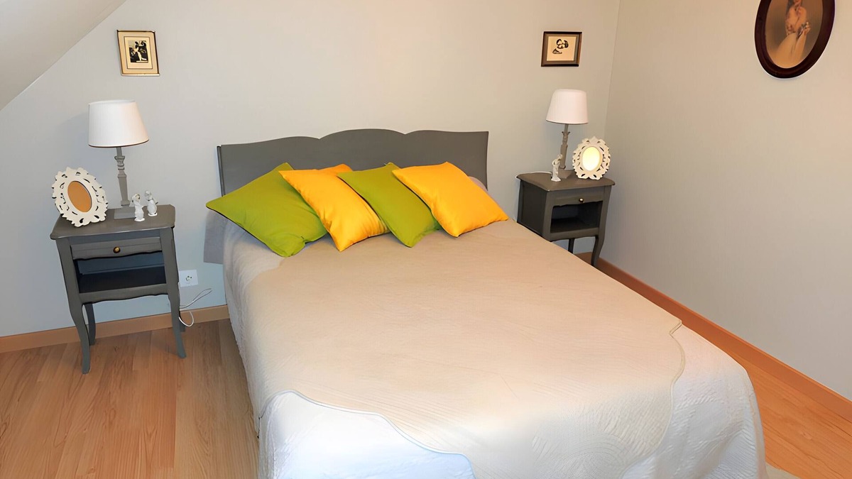 Saint-Aignan Bed & Breakfast | Guest Rooms 'Myosotis 3p' with Shared Garden and Wi-Fi