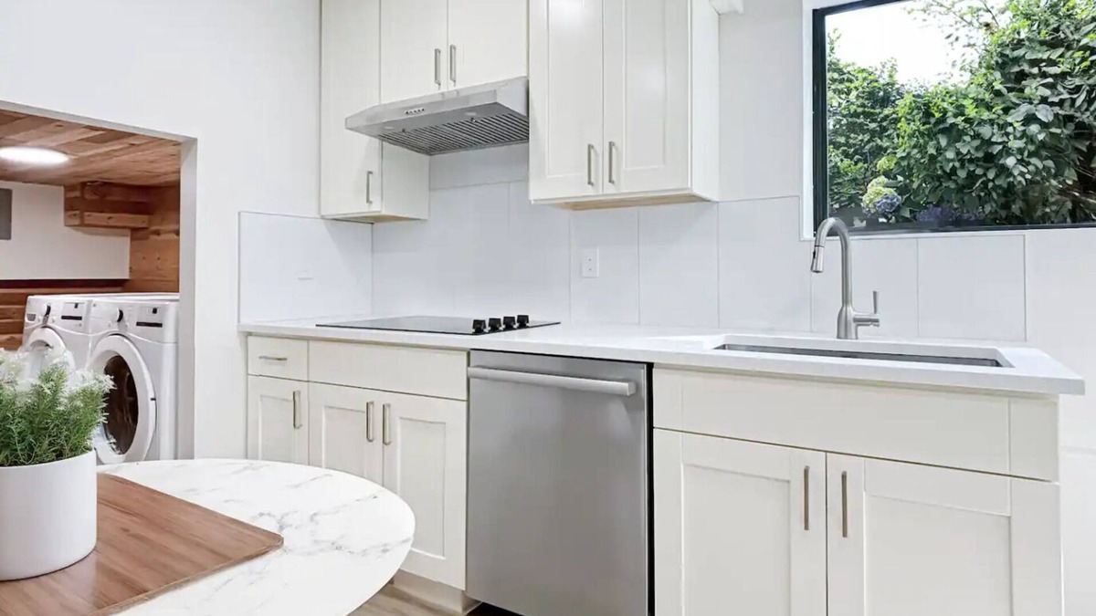 Caulfeild House | Guest suite close to beaches