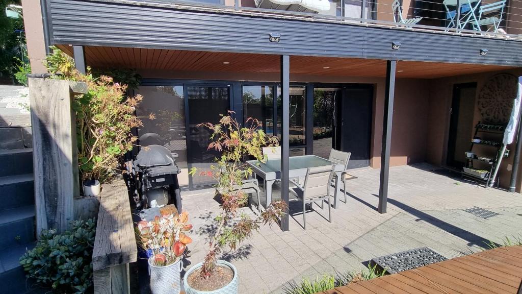 Duffy House | Guest Suite in Duffy with Pool View