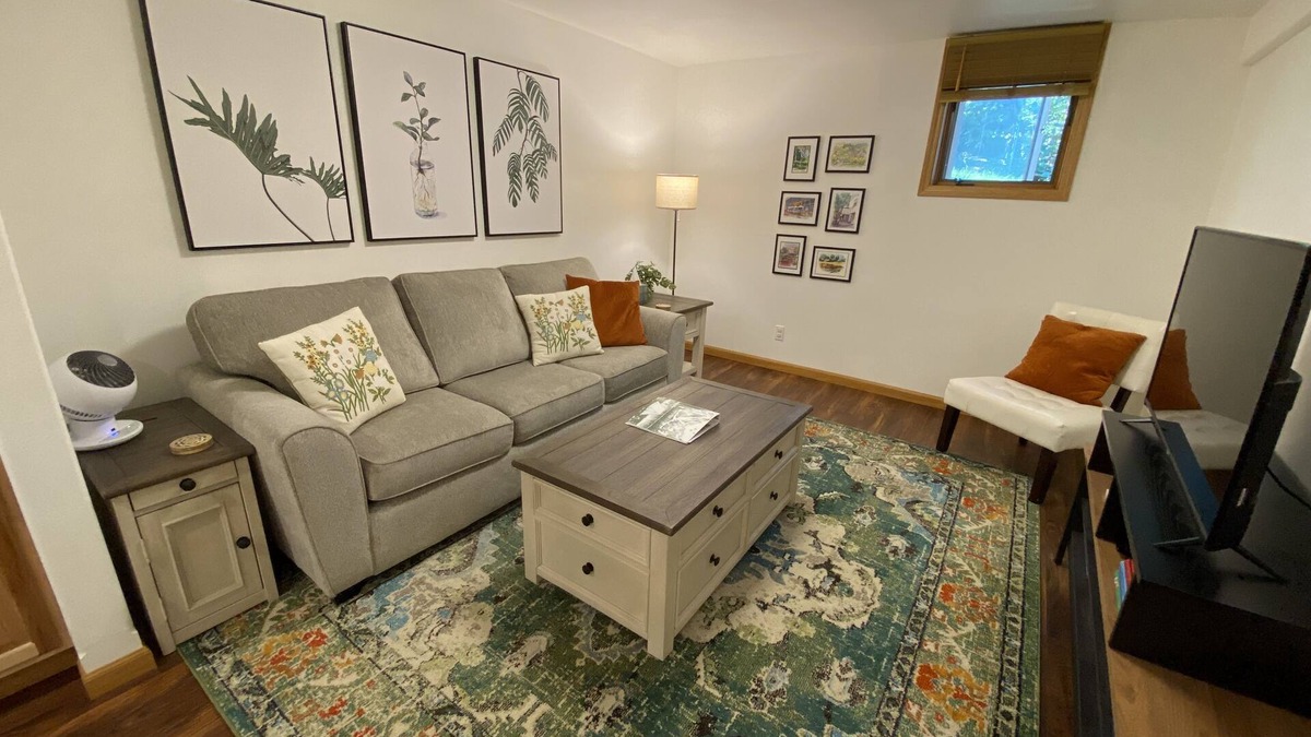 Moscow House | Guest Suite with Hot Tub, sleeps 4 - No nonsense fee