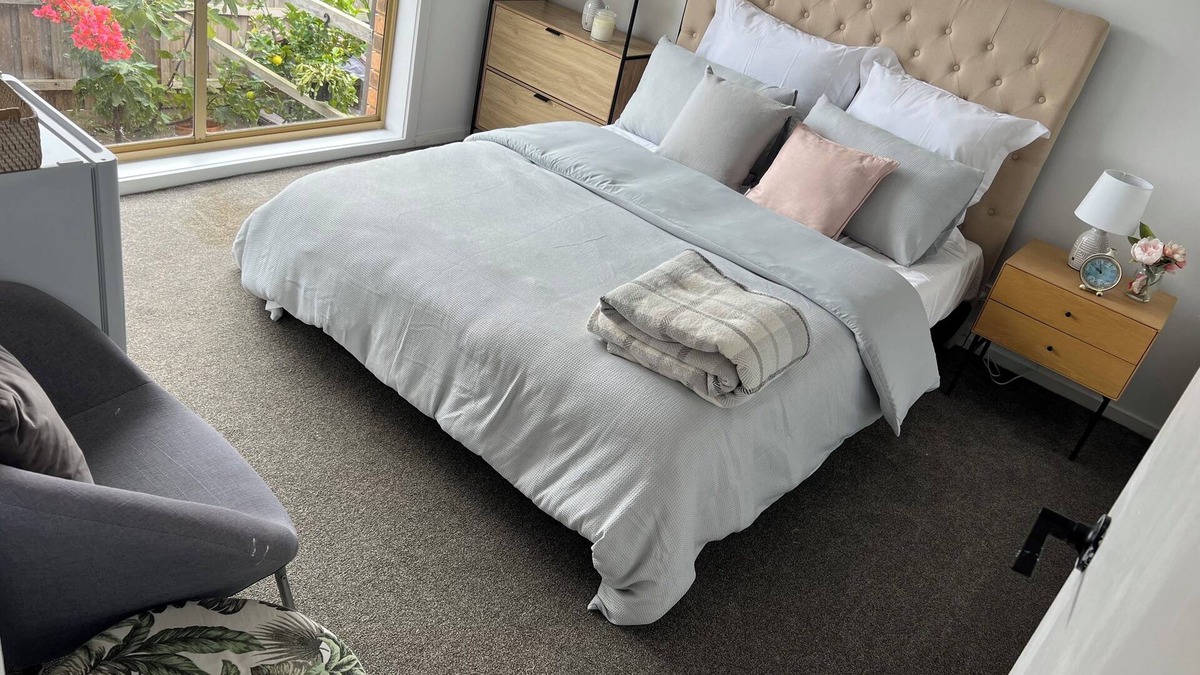 Westmeadows Apartment | Guest Suite with Private Entrance- 6 Minutes to Airport!