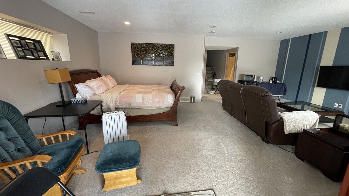 Royal Oak House | Guest suite with private entrance at NW Calgary