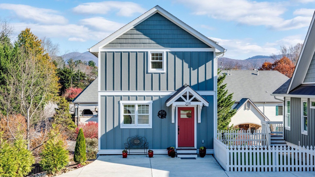 Weaverville Cottage | Guesthouse, downtown Weaverville 2 blocks from Main St.