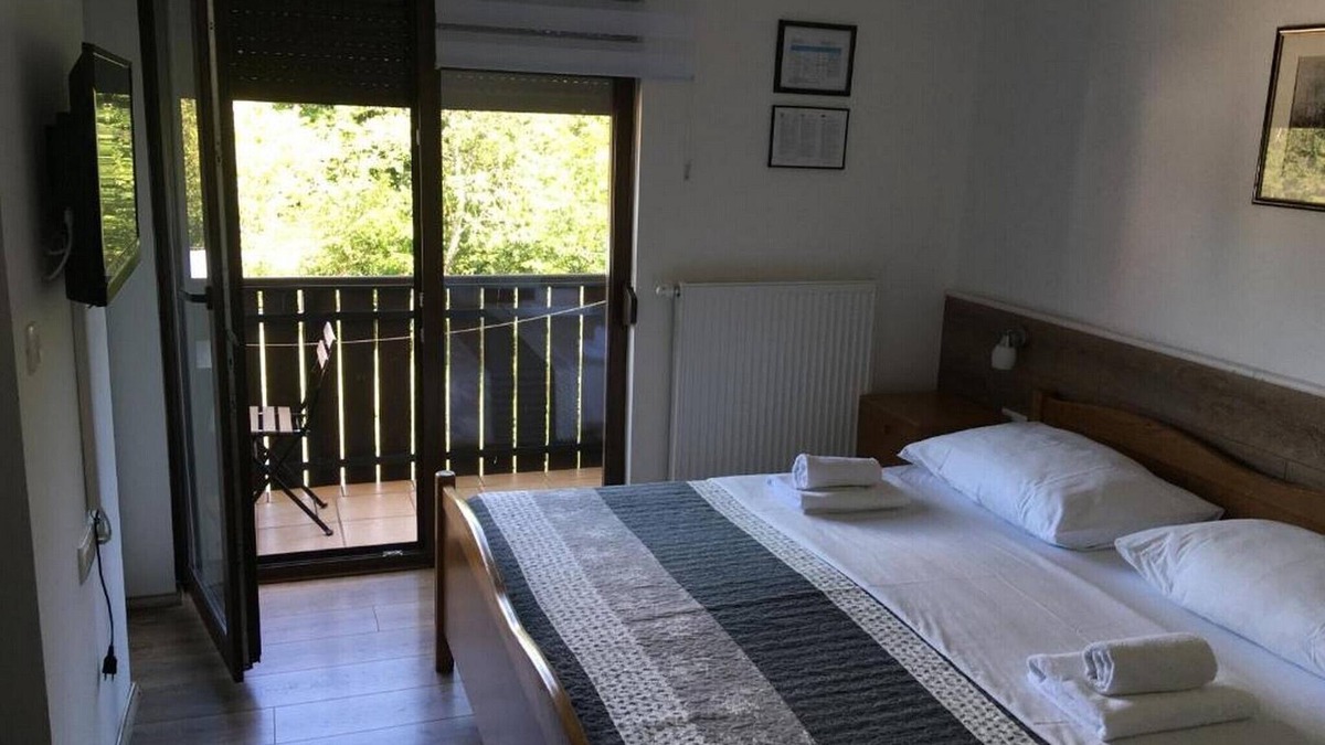 Jezerce House | Guesthouse Family Bosnic - Duplex Family Room with Balcony - Gallery - 1