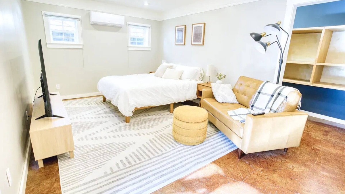 Land Park Cottage | Guesthouse in Friendly, Walkable Neighborhoodnn