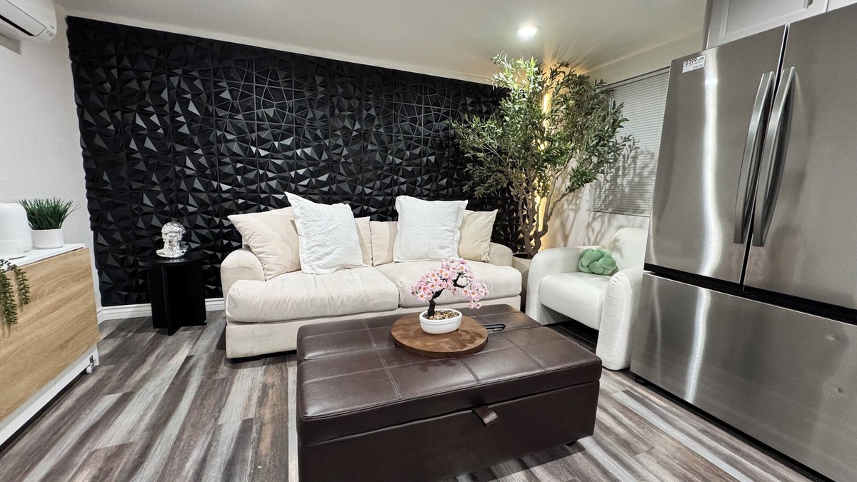 Colton House | Guesthouse— Private jacuzzi— Perfect Getaway