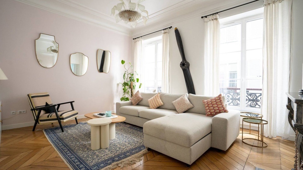 Quartier de la Porte-Saint-Denis Apartment | GuestReady - A classic touch of Parisian glamour