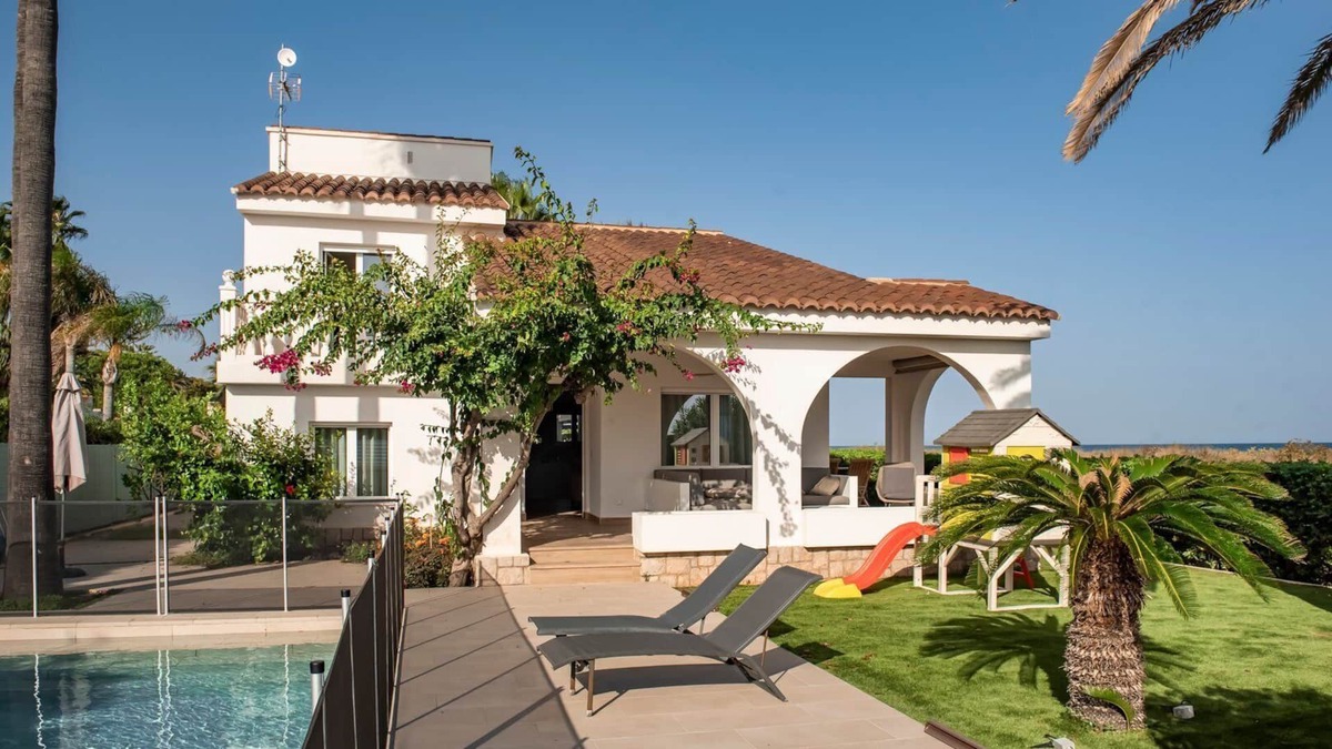 Playa de Almarda Ski Chalet | GuestReady - Amazing Beachfront Dwelling
