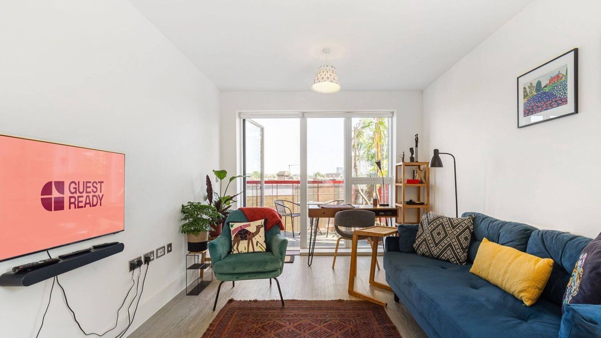 Walthamstow Apartment | GuestReady – Chic Walthamstow Stay with Balcony