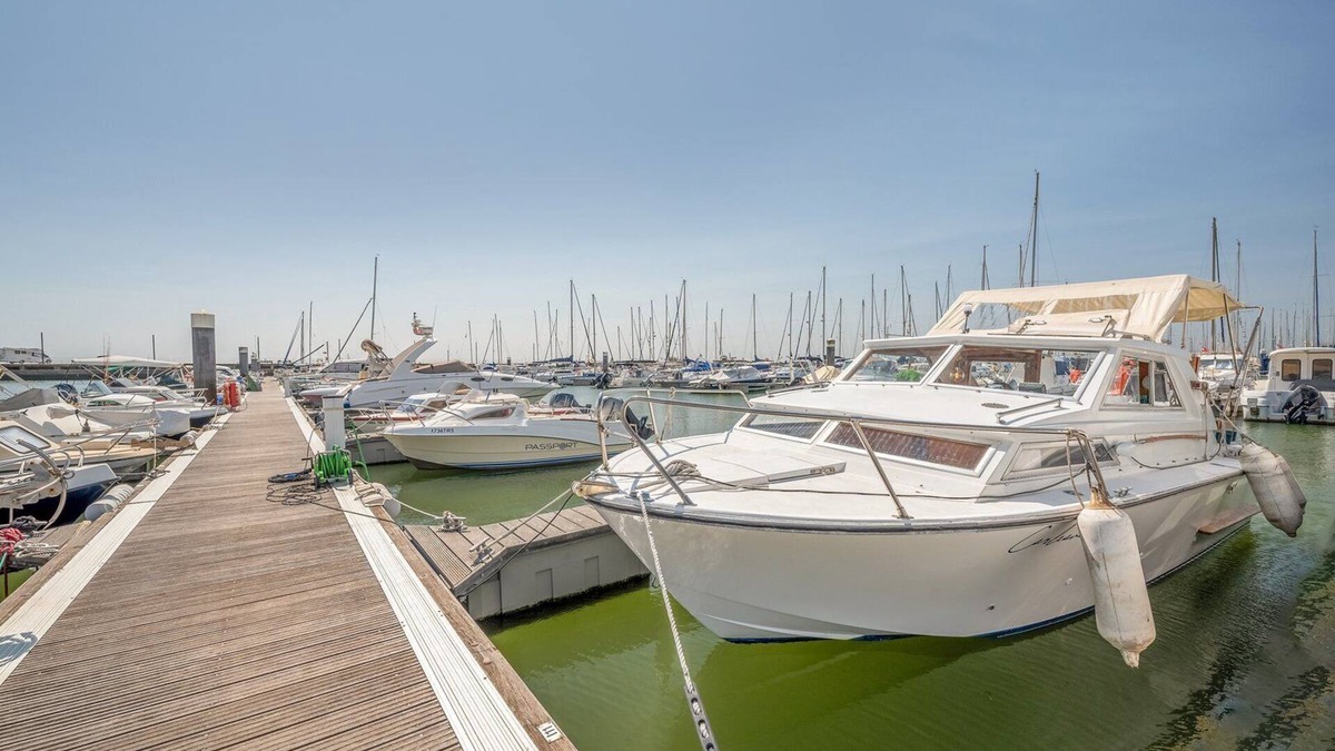 Parque das Nacoes Boat Rental | GuestReady - Corleone boat in Parque das Nações